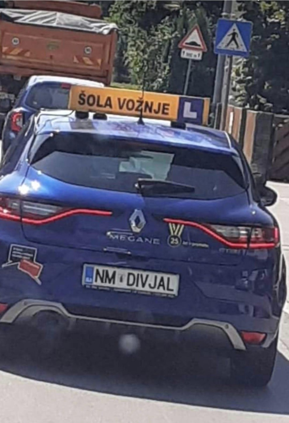 Od bizarnosti do genialnosti: kaj vse piše na registrskih tablicah slovenskih avtomobilov? (FOTO)
