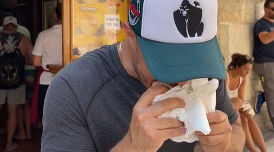 Ali obstaja pravilni način, kako jesti čevape? Ameriškega igralca na dopustu napadli, da to dela narobe (VIDEO) (foto: posnetek zaslona/TikTok)