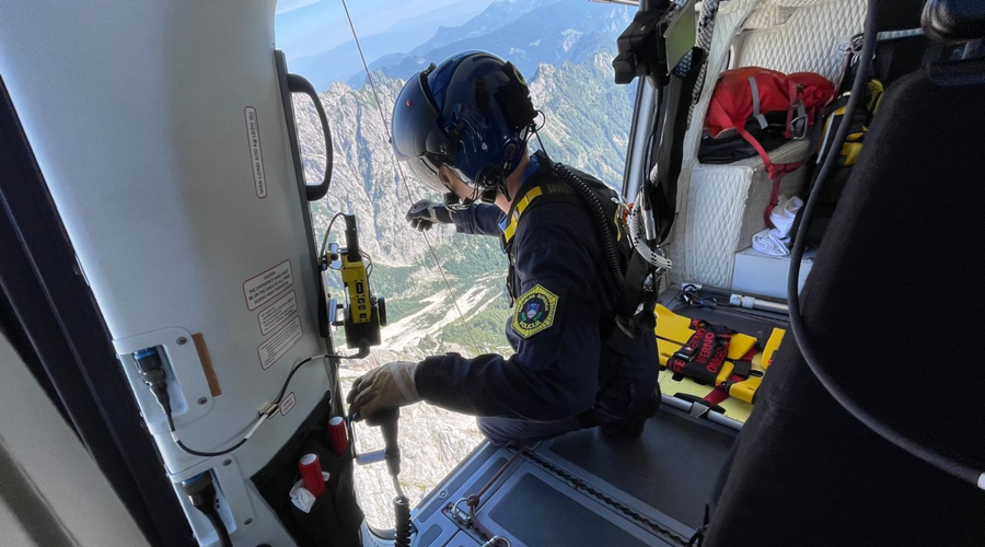 Gorski reševalci s helikopterjem dvakrat posredovali v gorah: reševali starejšo žensko in tujega državljana (foto: PU Kranj)