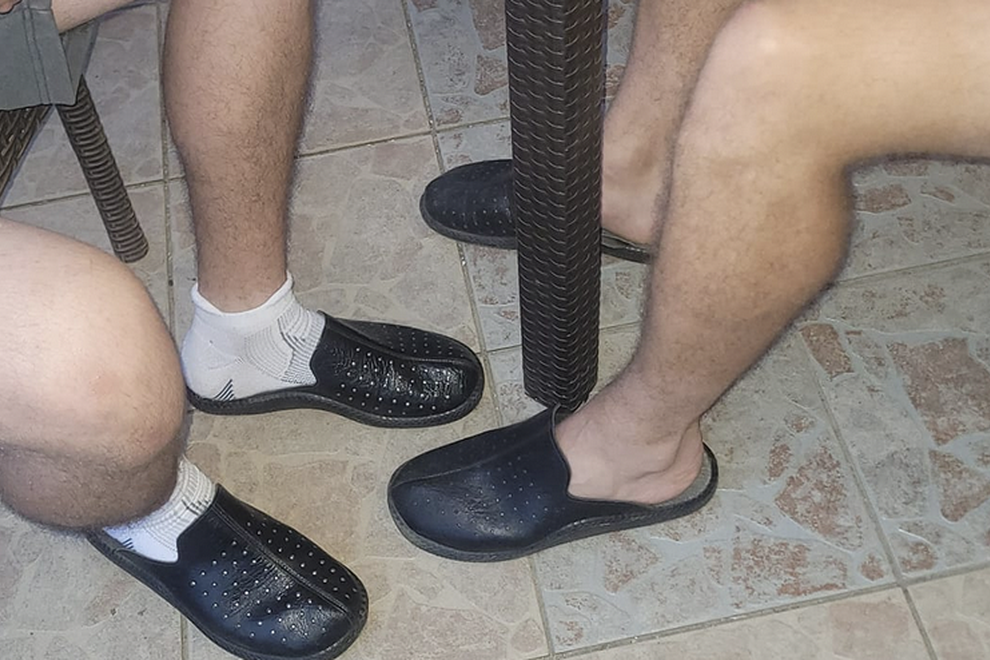 Tri slovenske znamke natikačev, za katere morda še niste slišali, a imajo na družbenih omrežjih cele horde oboževalcev (njihov dizajn vas bo presenetil!)