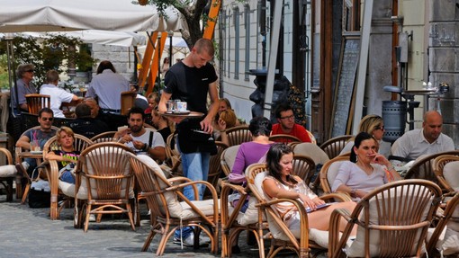 Za izdelke, ki so bili doslej brezplačni, je v lokalih po novem treba plačati tudi do 50 centov, potrošniki so še kako razočarani