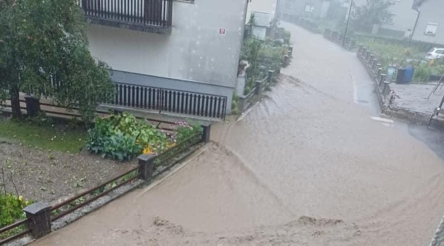 Šokantna količina padavin na tem območju Slovenije: posledice so grozljive (FOTO) (foto: FB Koroški Radio Slovenj Gradec)