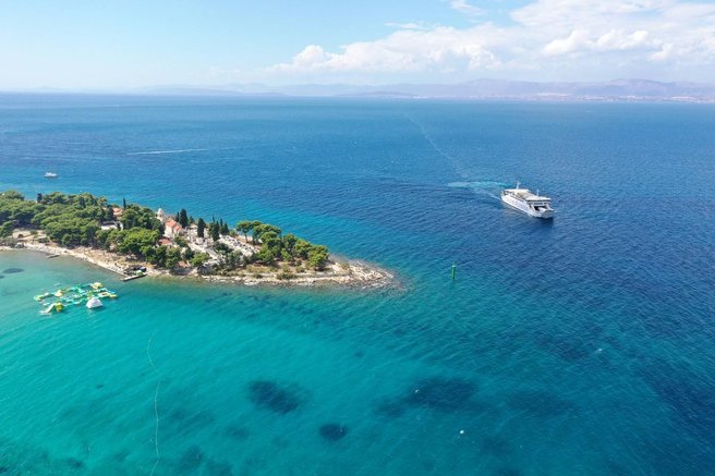 Domačini s priljubljenega otoka besni kot ris: "Turisti se tu izkrcajo, pijejo in jedo pa na ladjah, mi nimamo nič od tega!"