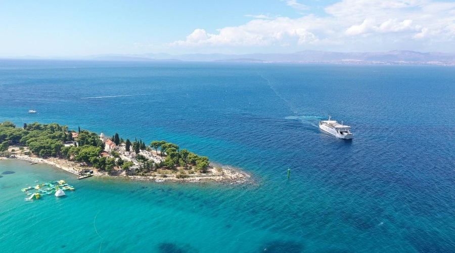 Domačini s priljubljenega otoka besni kot ris: "Turisti se tu izkrcajo, pijejo in jedo pa na ladjah, mi nimamo nič od tega!" (foto: Profimedia)