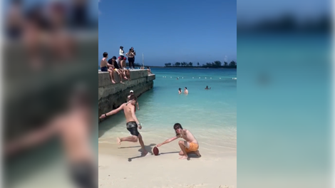 Žogo je s plaže brcnil v morje: kar je sledilo, je razjezilo cel splet