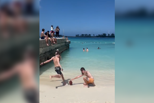 Žogo je s plaže brcnil v morje: kar je sledilo, je razjezilo cel splet