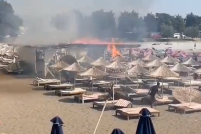 Požar se je v turističnem mestu razširil proti plažam (VIDEO)