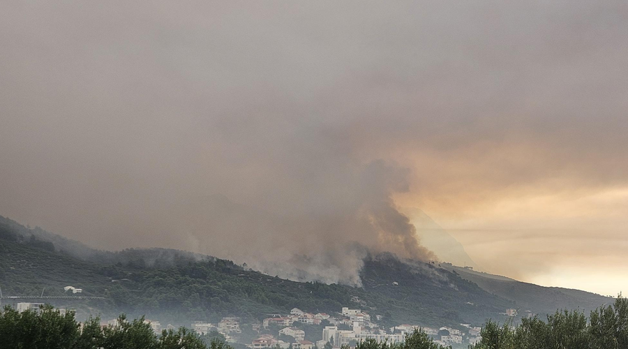 Grozljiv požar v Dalmaciji se hitro širi: razmere na žarišču so napete (FOTO in VIDEO) (foto: Radio Dalmacija/Twitter)