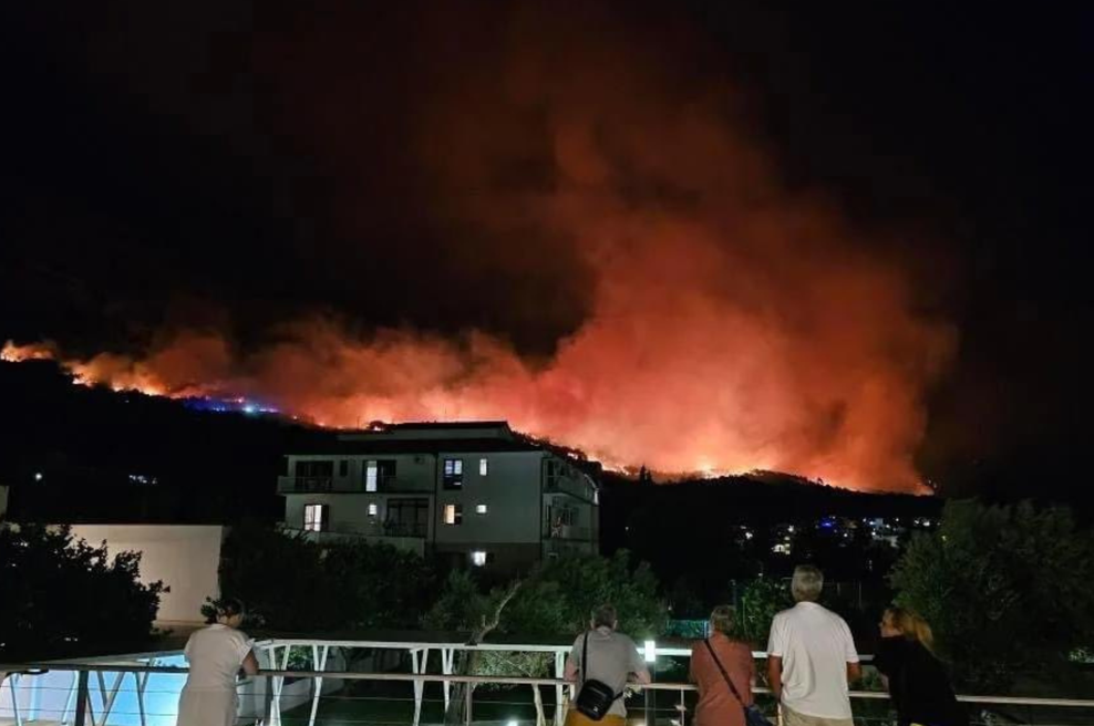 V Dalmaciji se gasilci še naprej bojujejo z grozljivimi plameni: takšno je stanje (foto: Twitter Ivana)