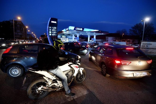 Prevozili že 200 kilometrov, ko je sledil šok: nekdo je manjkal v avtu!