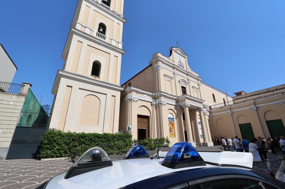 Zaradi posnetka spolne zlorabe organizirali tatvino mobilnih telefonov: za tem sta stala duhovnik in frater (foto: Profimedia)