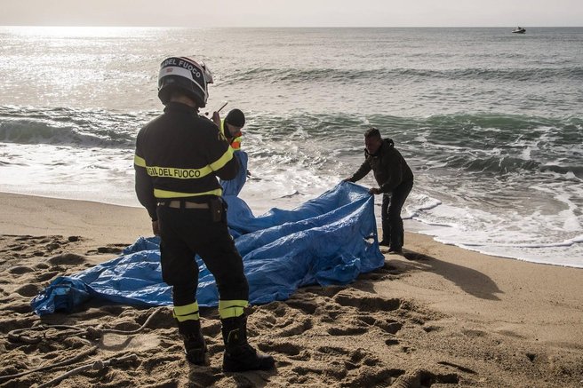 Grozljivka na plaži: v napadu ubitih najmanj 32 ljudi