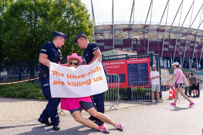Kaj se dogaja? Podnebni aktivisti protestirajo proti največji pop zvezdnici