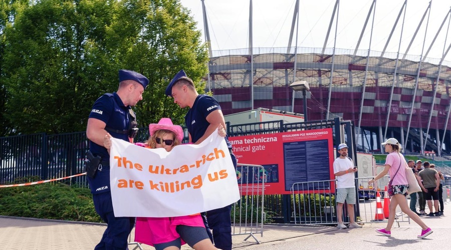 Kaj se dogaja? Podnebni aktivisti protestirajo proti največji pop zvezdnici (foto: Profimedia)