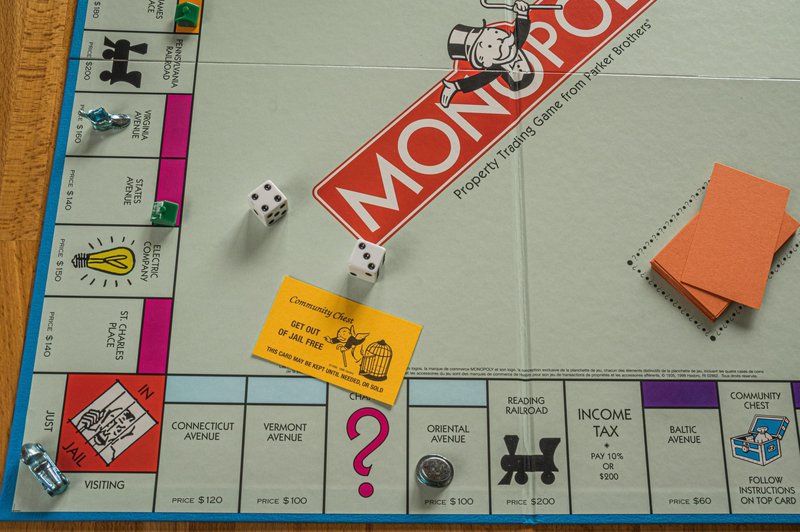 Monopoly je igra za dva do šest igralcev, ki v vlogi veleposestnikov kupujejo in prodajajo ozemlja ter vanje investirajo z gradnjo hiš in hotelov.