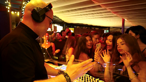 Neverjetna zvezda elektronske glasbe: portugalski duhovnik je hkrati DJ (VIDEO)