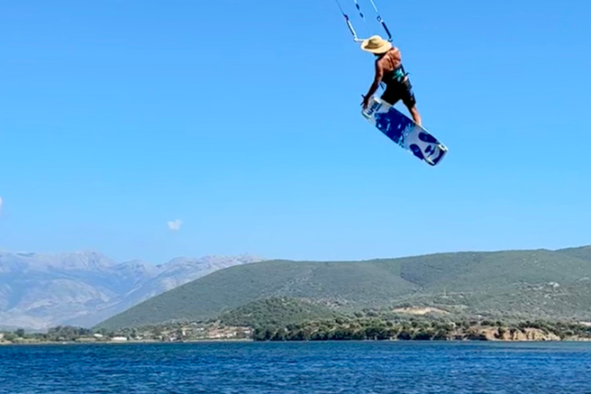 Znani Slovenec na dopustu v turističnem raju izvaja neverjetne vragolije (FOTO)