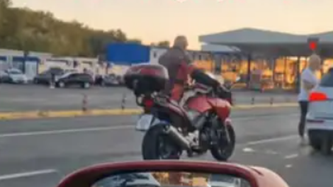 Osupljivo, kaj je med čakanjem v koloni počel motorist: njegovo ravnanje razdelilo spet (je ravnal prav?)