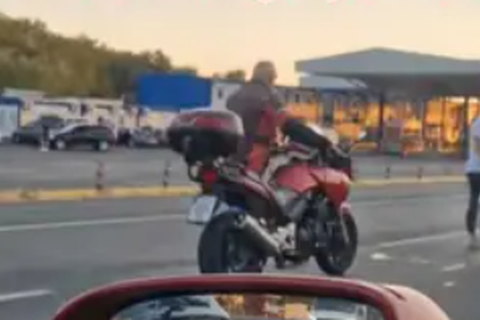 Osupljivo, kaj je med čakanjem v koloni počel motorist: njegovo ravnanje razdelilo spet (je ravnal prav?)