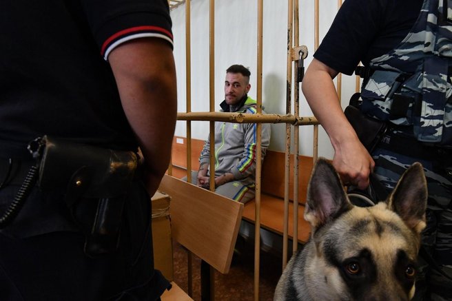 Grozi mu sedem let zaporne kazni v brutalnem ruskem zaporu, in to samo zaradi ... gumijastih medvedkov! (FOTO)