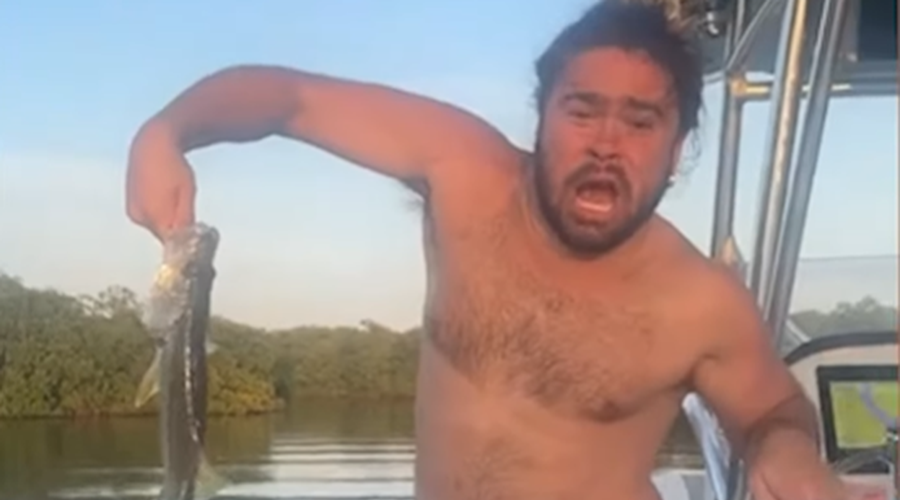Ribiče z velikanskim ulovom takoj udarila karma: poglejte si video, ki je nasmejal splet (foto: posnetek zaslona/Facebook Unilad)