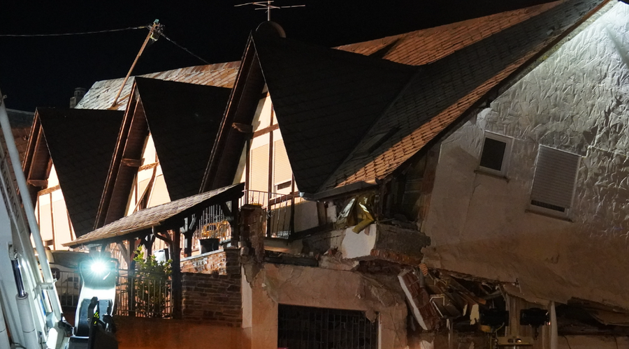 Nenadoma se je zrušil del hotela: ena oseba umrla, več jih je še vedno ujetih pod ruševinami (foto: RTL Today/facebook)