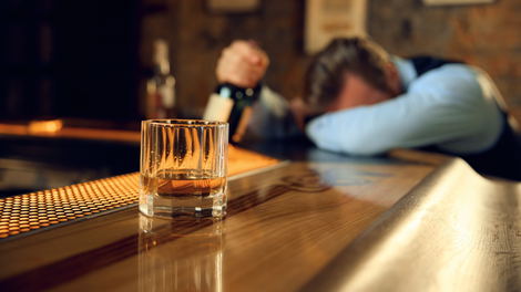 alkohol alkoholizem pijan moški