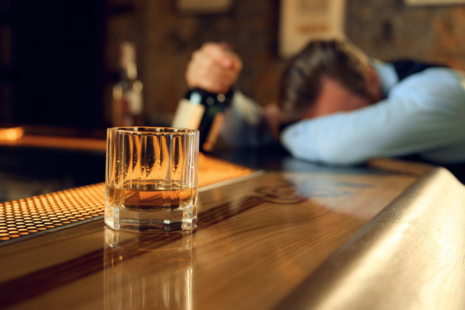 alkohol alkoholizem pijan moški