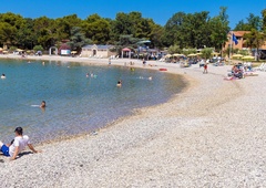 Grozljivka v Umagu: ob plaži plavalo truplo