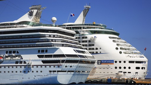 Odnosi na križarki so nekaj posebnega, zaposleni doživijo marsikaj: "Po palubi so se sprehajali goli ..."