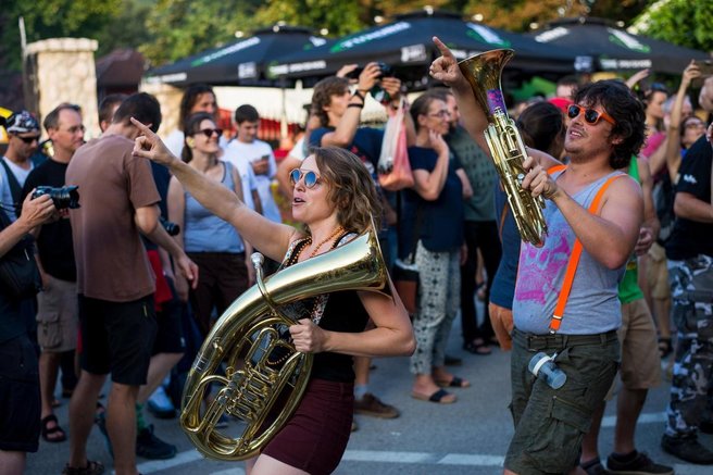 Odvraten posnetek iz priljubljenega festivala zgrozil obiskovalce: tako potekajo priprave hrane, ki jo vsi obožujejo (VIDEO)