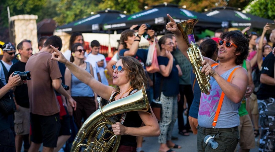Odvraten posnetek iz priljubljenega festivala zgrozil obiskovalce: tako potekajo priprave hrane, ki jo vsi obožujejo (VIDEO) (foto: Profimedia)