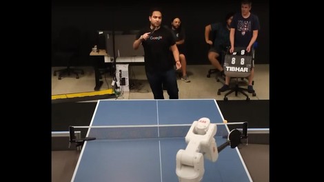 Poglejte, kako je Googlov robot premagal človeškega tekmeca v namiznem tenisu