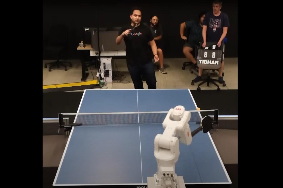 Poglejte, kako je Googlov robot premagal človeškega tekmeca v namiznem tenisu (foto: Atil Iscen (@atiliscen4359 - YouTube, zajem zaslona))