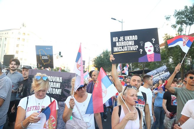 V Srbiji več deset tisoč ljudi na protestih, več ljudi poškodovanih