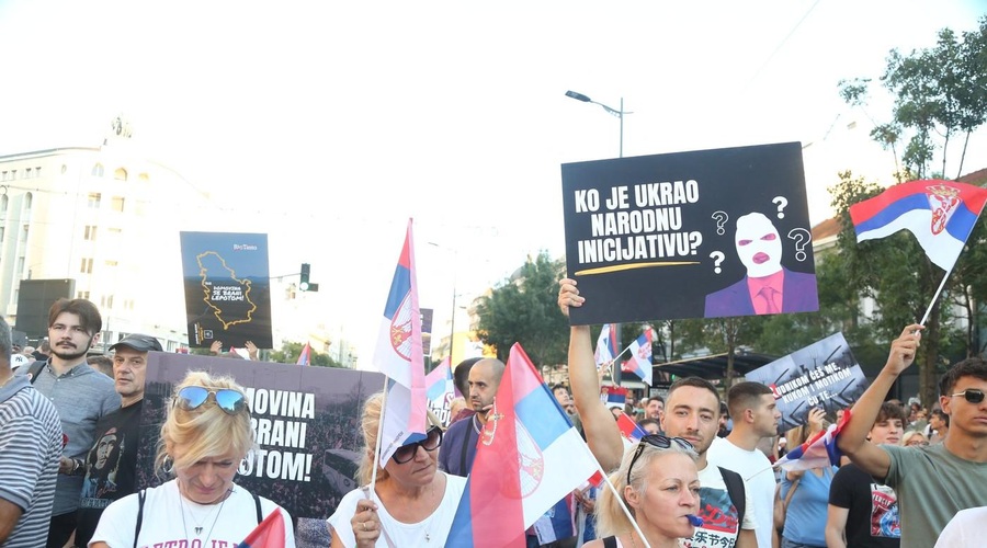 V Srbiji več deset tisoč ljudi na protestih, več ljudi poškodovanih (foto: Profimedia)