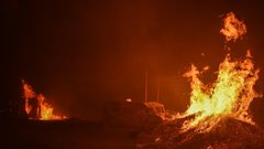 Prelepe Atene zajete v peklenski ogenj: plameni so terjali smrtno žrtev (FOTO)
