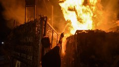 Prelepe Atene zajete v peklenski ogenj: plameni so terjali smrtno žrtev (FOTO)