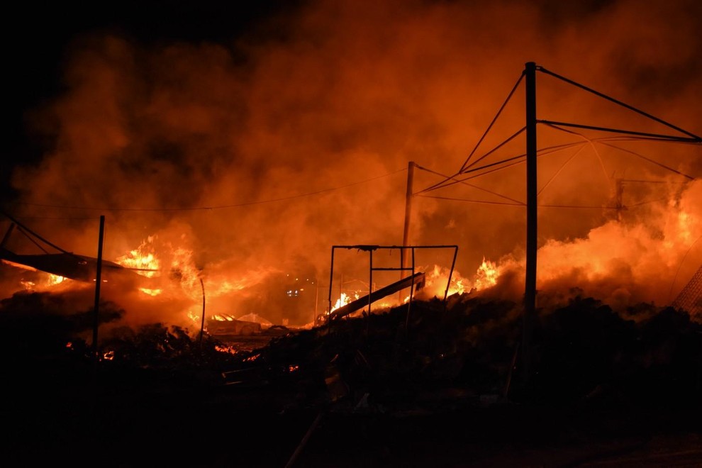 Prelepe Atene zajete v peklenski ogenj: plameni so terjali smrtno žrtev (FOTO)