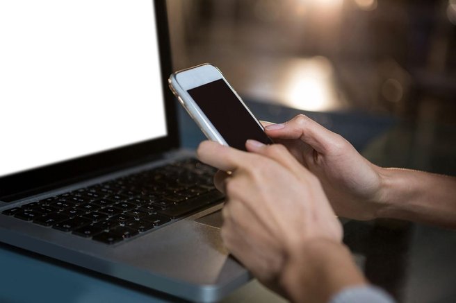 mobilni telefon sporocila roke zenska racunalnik