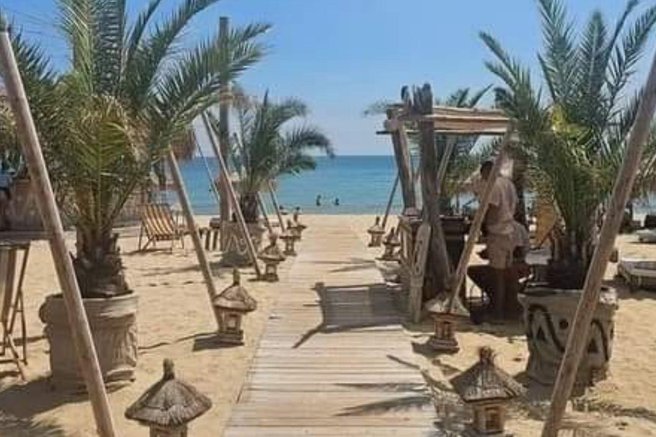Turisti niso mogli verjeti svojim očem: na plaži opazili dve tabli, na katerih je pisalo ...