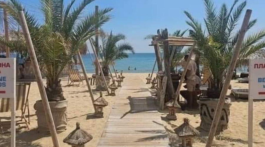 Turisti niso mogli verjeti svojim očem: na plaži opazili dve tabli, na katerih je pisalo ... (foto: Facebook/Sunshine)