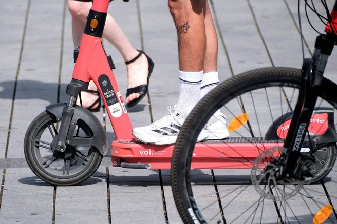V ljubljanskem podhodu trčila voznik skiroja in mladoletni kolesar, policija prosi za pomoč