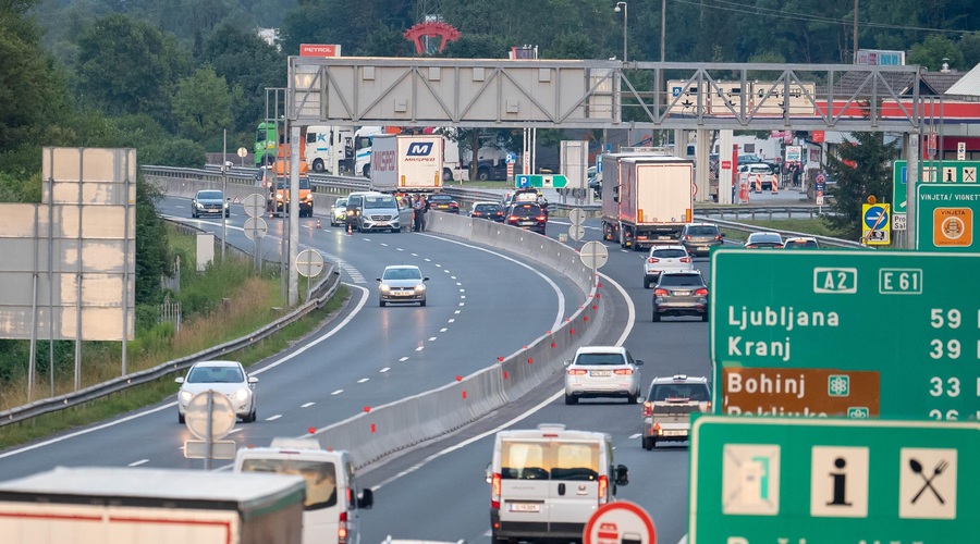 Pozor: zgodili sta se dve prometni nesreči (foto: Nik Bertoncelj/Bobo)