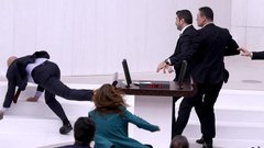 Turcija parlament pretep poslanci