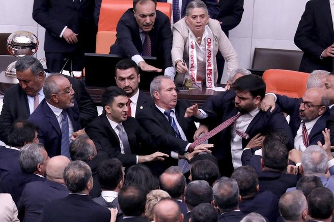 Turcija parlament pretep poslanci