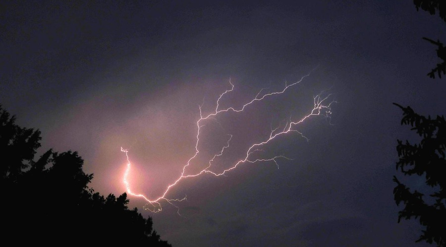 Kakšno vreme prihaja? Pripravite se, saj trenutno proti našim krajem drvi ... (foto: Profimedia)