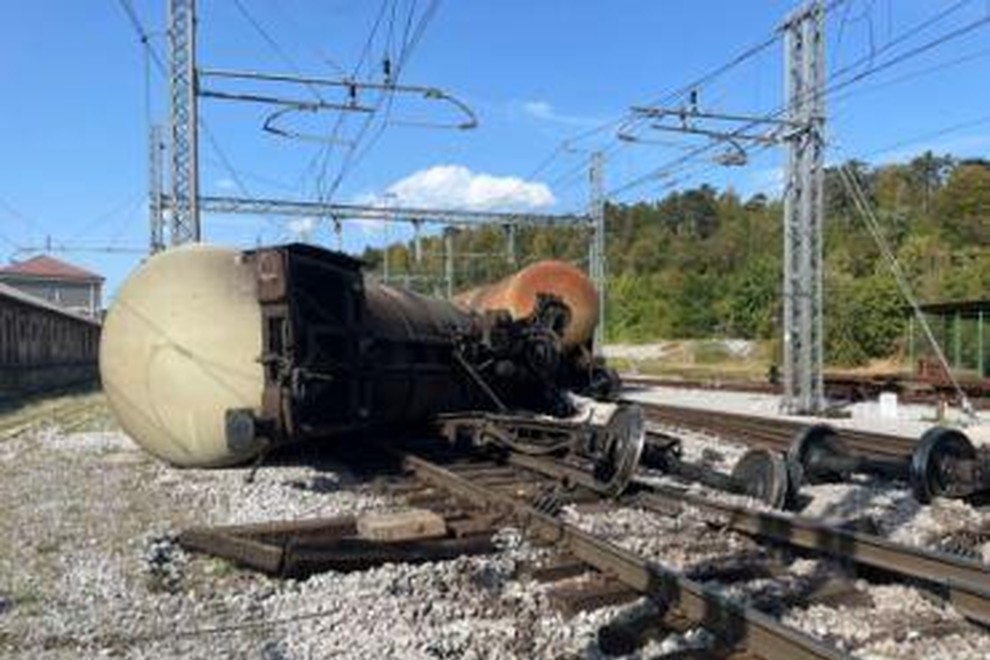 Postojna vagon prevrnjen nesreca
