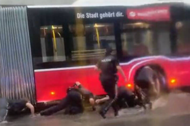 Hudi nalivi in poplave: žensko tok odnesel pod avtobus, sledilo dramatično reševanje (VIDEO)