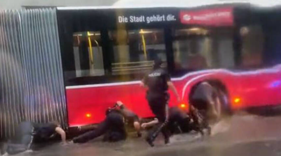 Hudi nalivi in poplave: žensko tok odnesel pod avtobus, sledilo dramatično reševanje (VIDEO) (foto: TikTok/Posnetek zaslona)